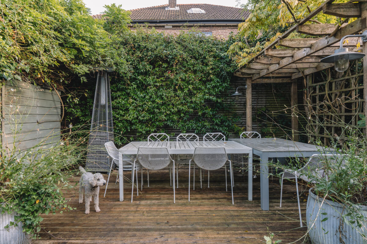 A Charming Garden Apartment in North Kensington 23 garden dining table