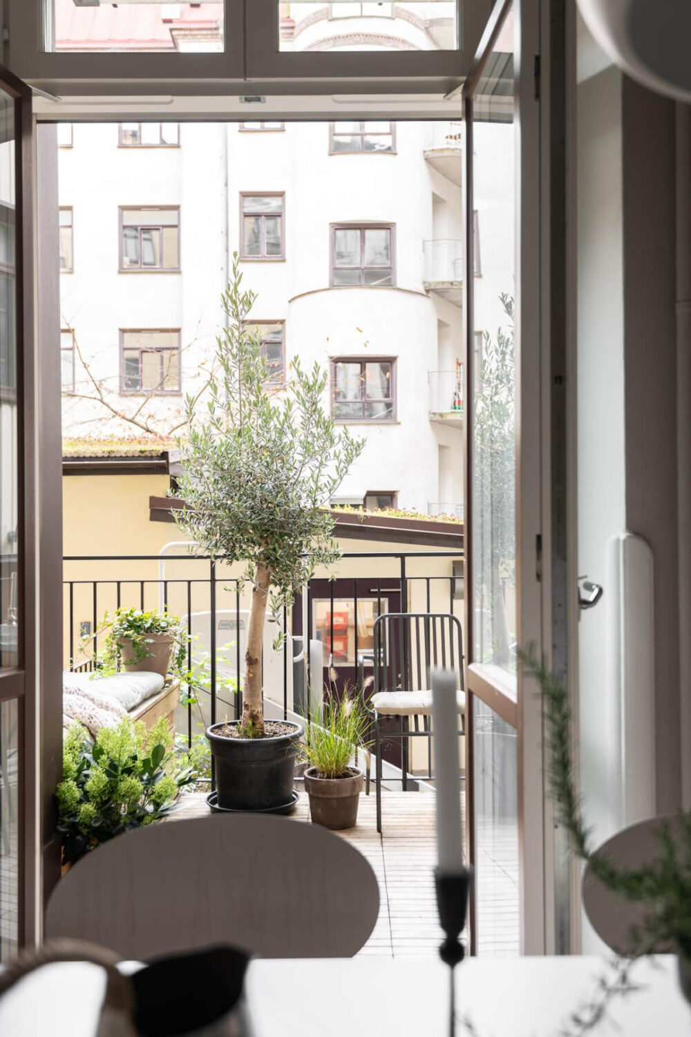 A Serene Studio Apartment with a Loft Bed and a Large Balcony 12 balcony doors