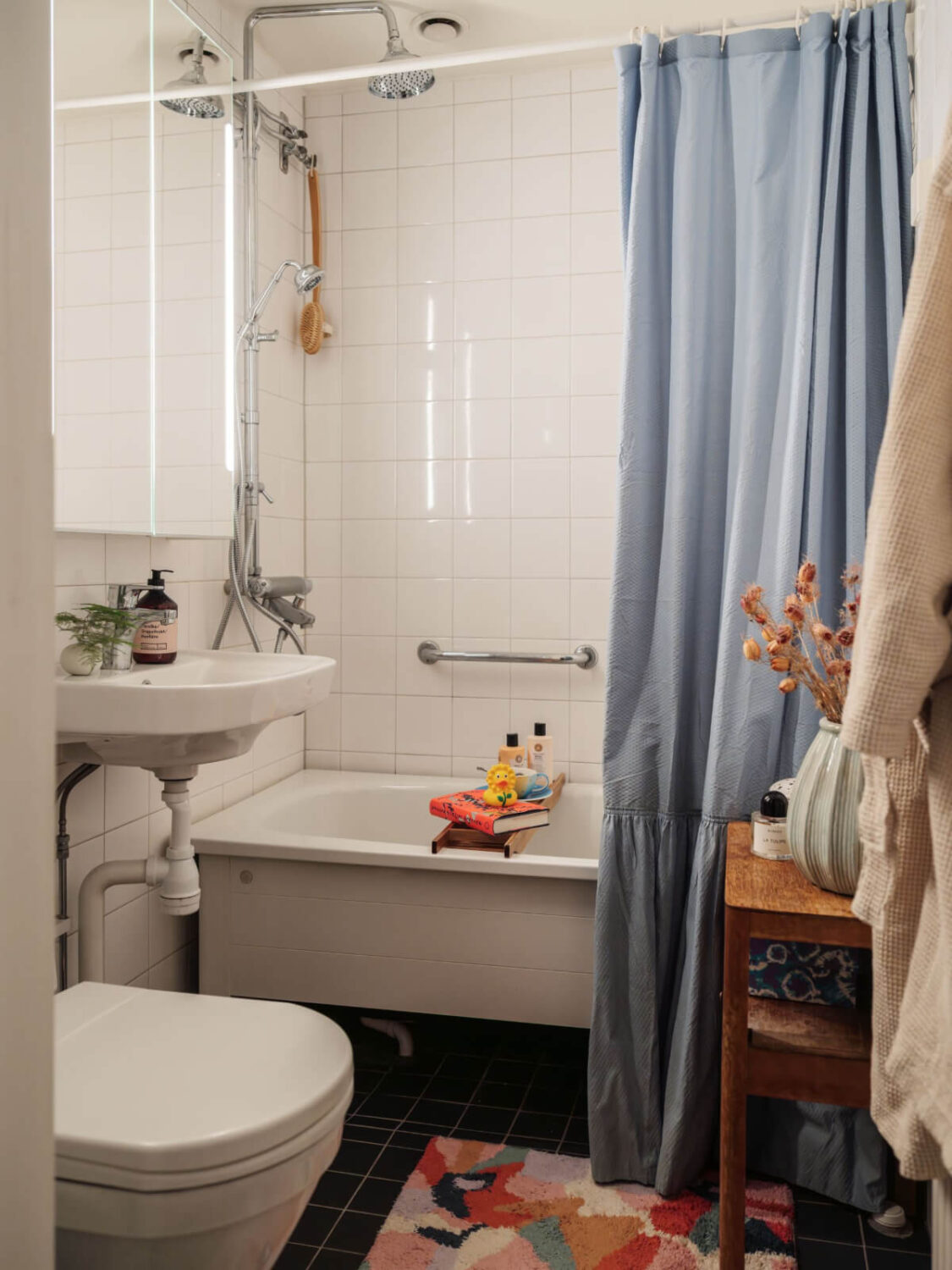 A Charming and Light-Filled Studio Apartment in Stockholm 18 bathroom colorful textiles