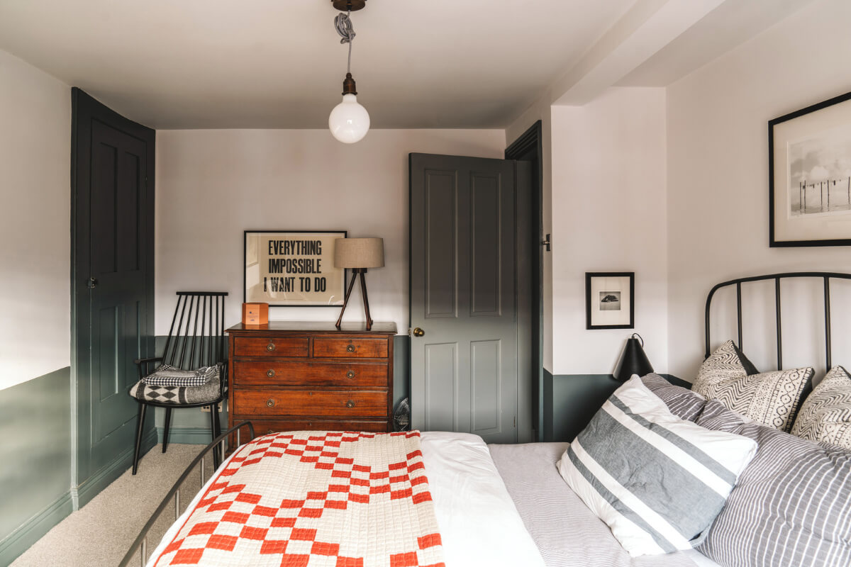 A Renovated Georgian Townhouse with a Stunning Kitchen Extension 34 bedroom half black walls