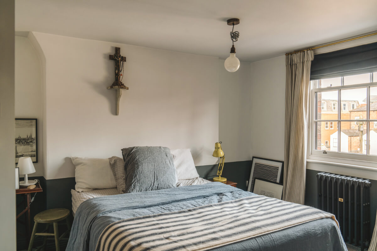 A Renovated Georgian Townhouse with a Stunning Kitchen Extension 36 bedroom half painted wall