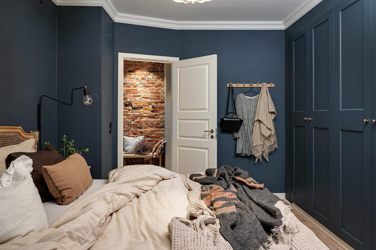 Warm and Inviting Rooms in a Renovated Swedish Apartment 21 dark blue bedroom floor-to-ceiling wardrobes