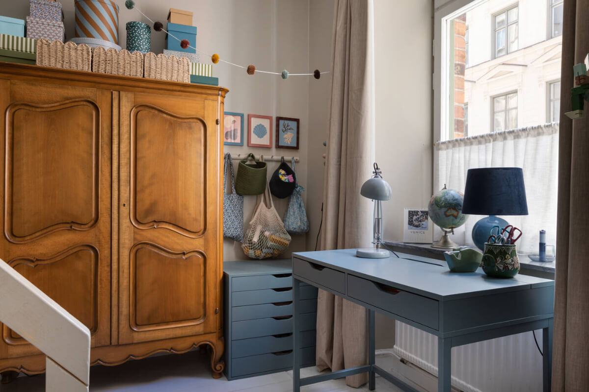 A Charming Ground Floor Apartment with a Large Patio Garden 16 kids bedroom blue desk