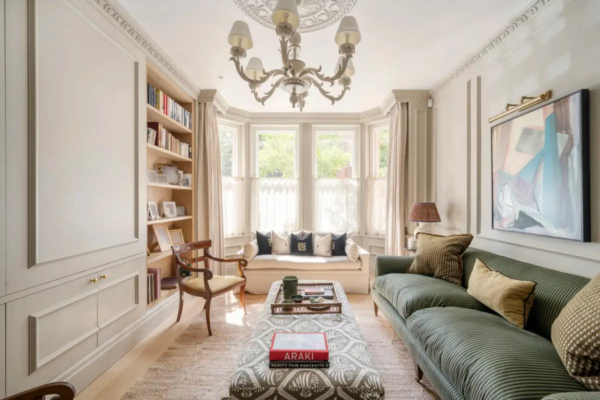 living room bay window ceiling ornaments