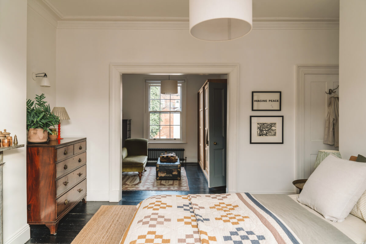 A Renovated Georgian Townhouse with a Stunning Kitchen Extension 24 open bedroom space with walk in closet