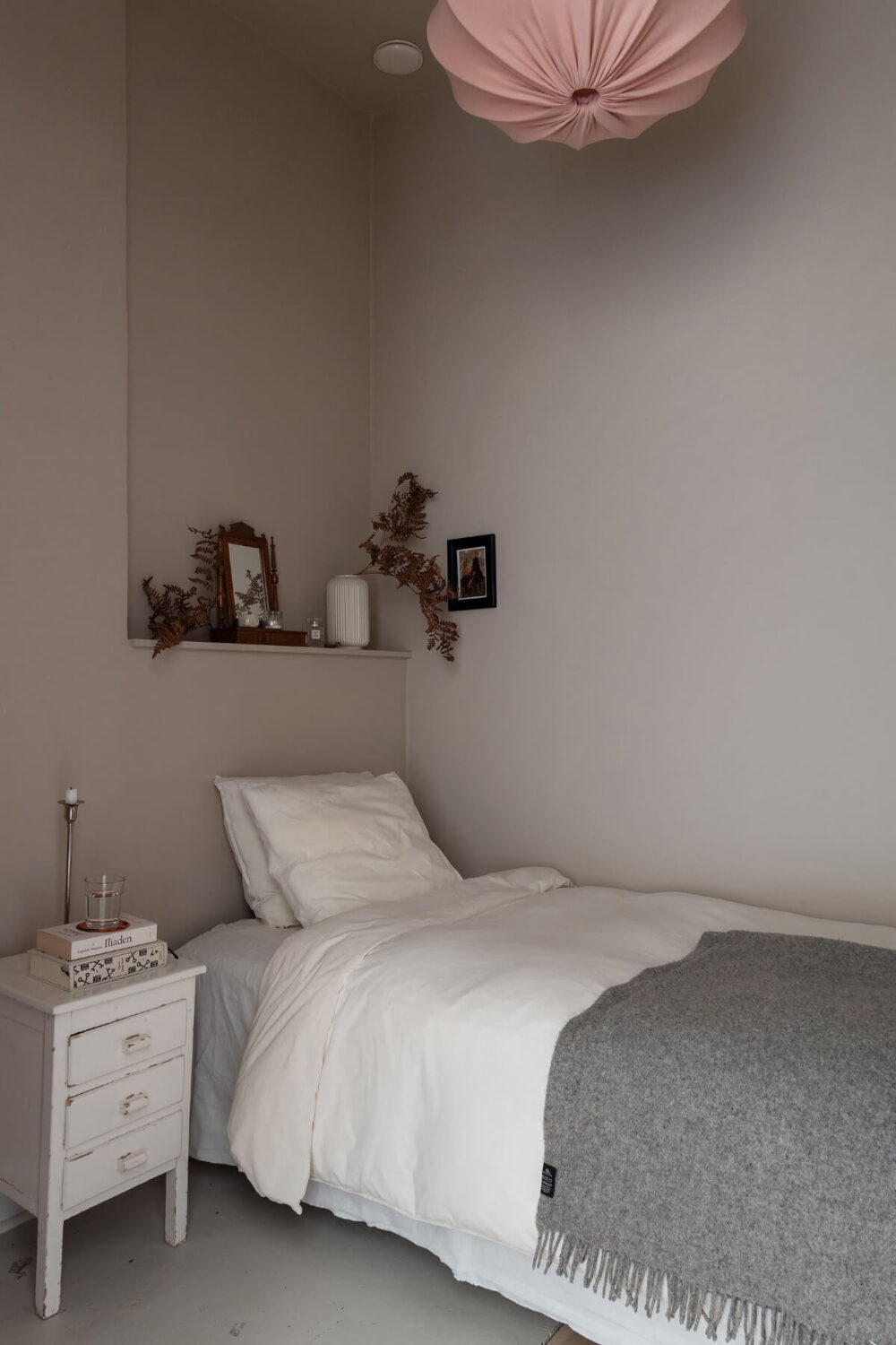 A Small Light Gray Apartment with Period Features 22
tiny-gray-bedroom-with-storage-ledge
