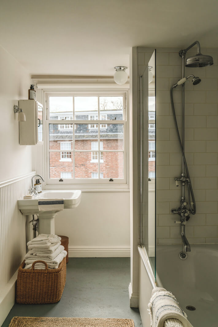 A Renovated Georgian Townhouse with a Stunning Kitchen Extension 29 white bathroom
