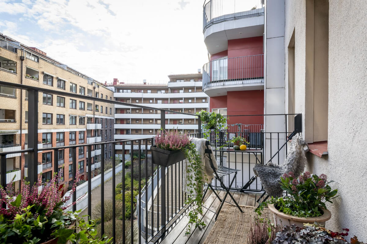 A Gothenburg Apartment with a Small Dark Green Bedroom 17 balcony