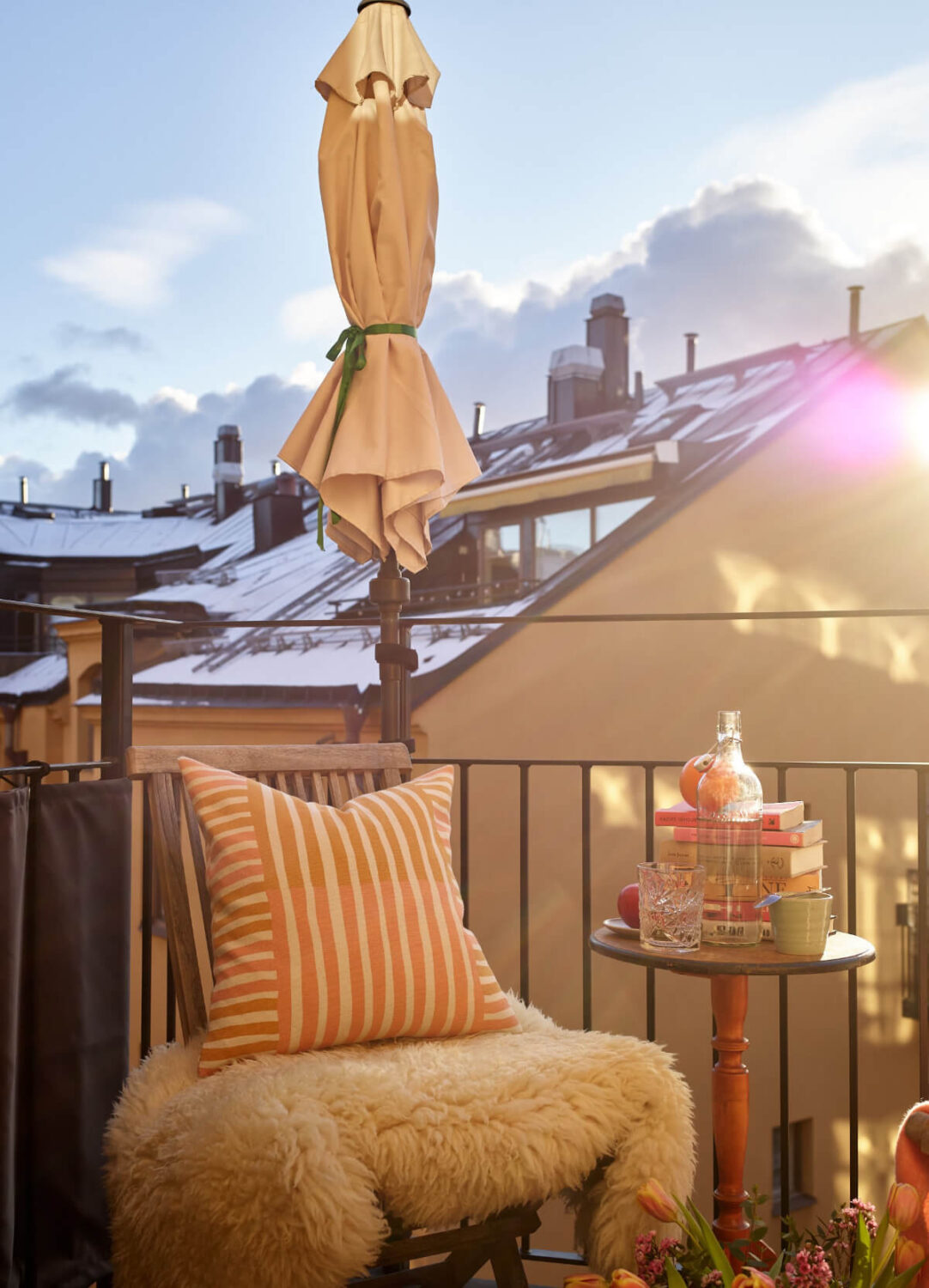 Lovely Color Combinations in a Charming One-Bedroom Apartment 12 balcony