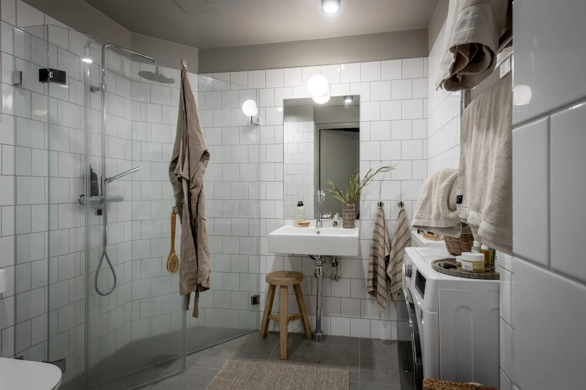 A Small Ground Floor Apartment Decorated in Gray Tones 16 bathroom white tiles gray ceiling