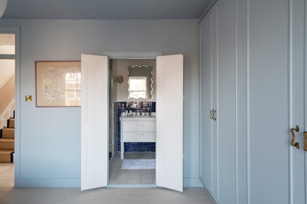 A Bright Victorian House with Plaster Walls and Blue Rooms 16 blue bedroom en-suite bathroom