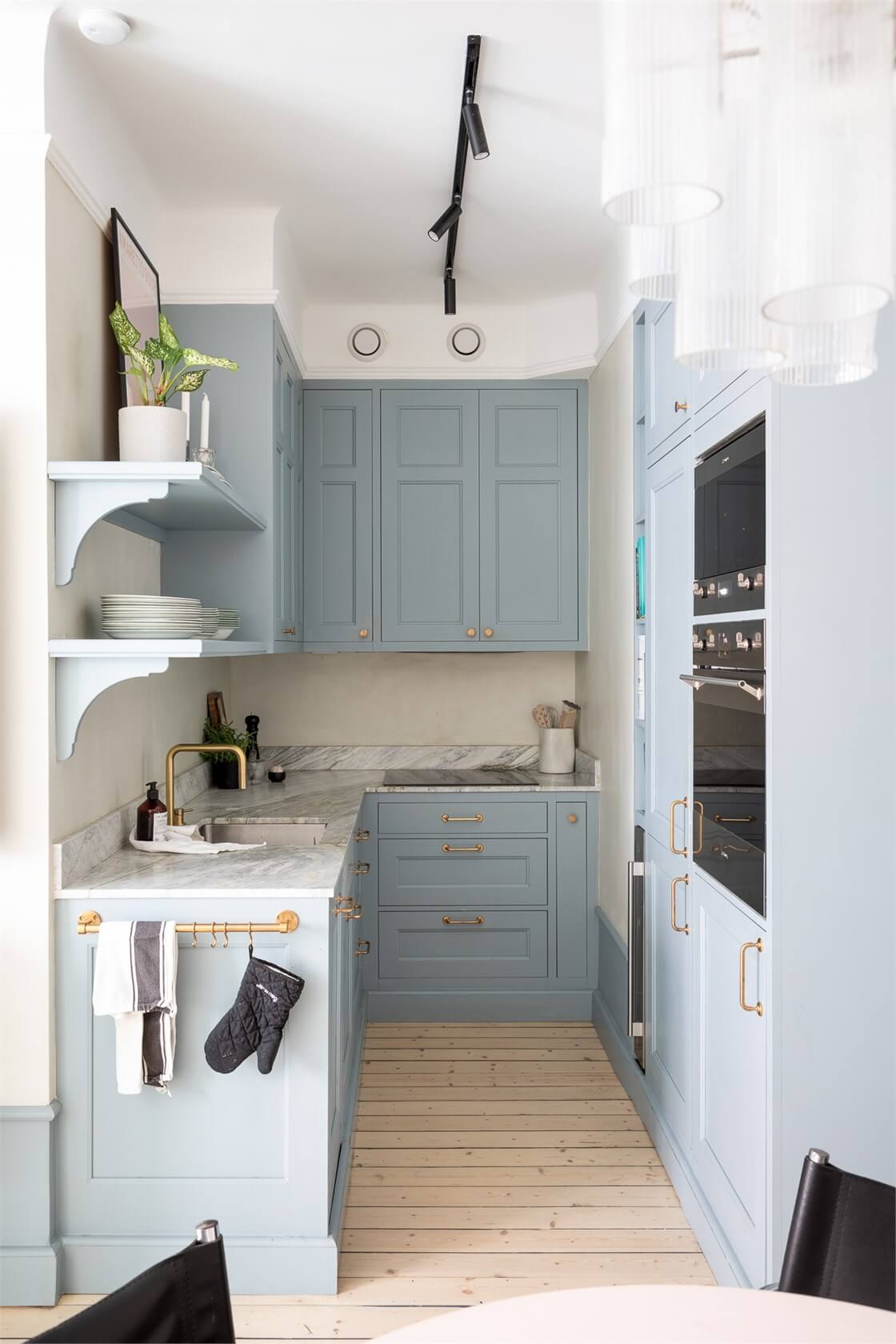 blue kitchen polished brass fittings shelves