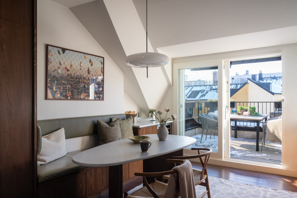 A Light Penthouse Apartment with Built-In Bookshelves 13 breakfast table with bench