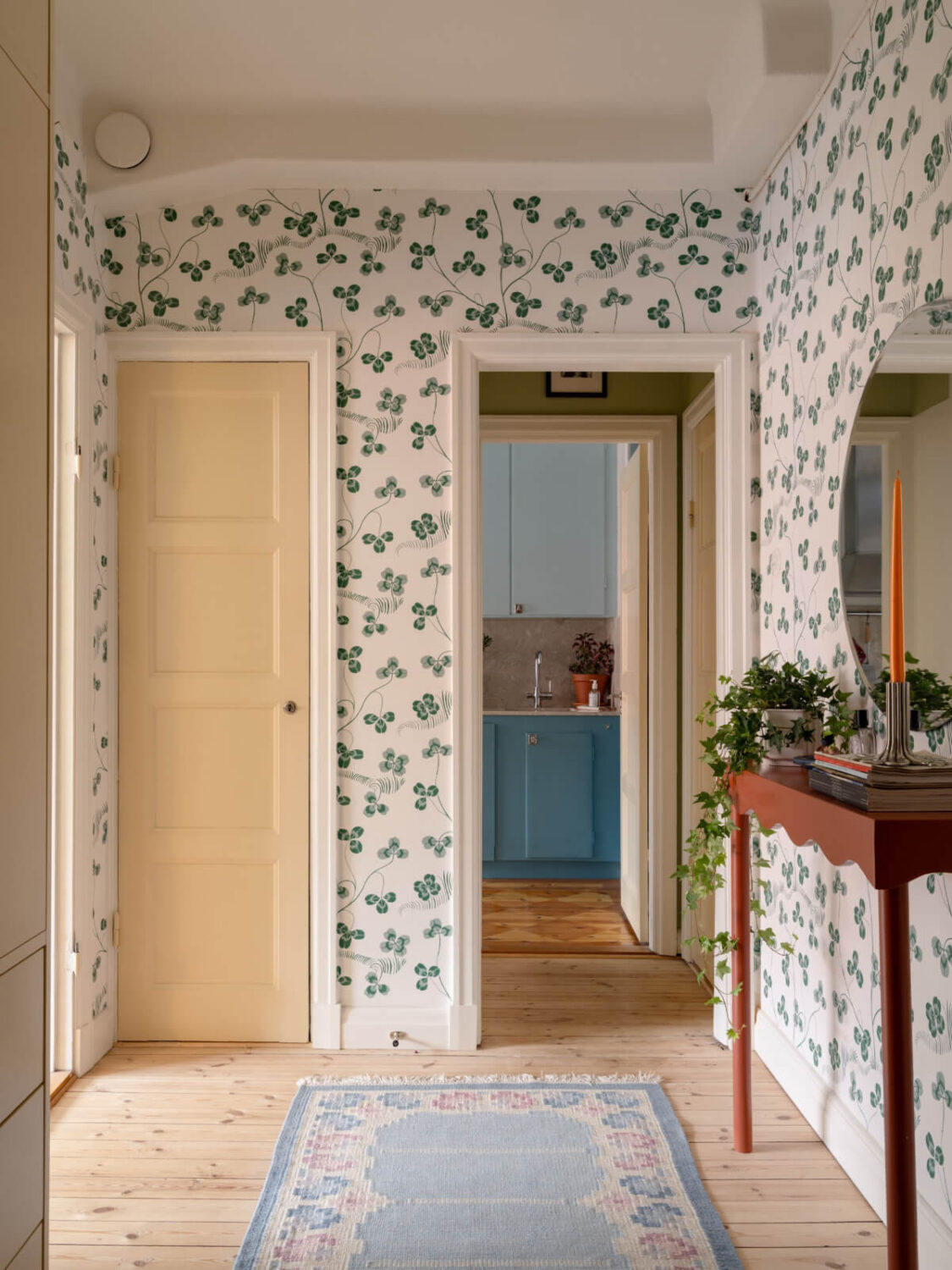 A Beautiful Well-Preserved 1930s Apartment with a Blue Kitchen 22 clover wallpaper