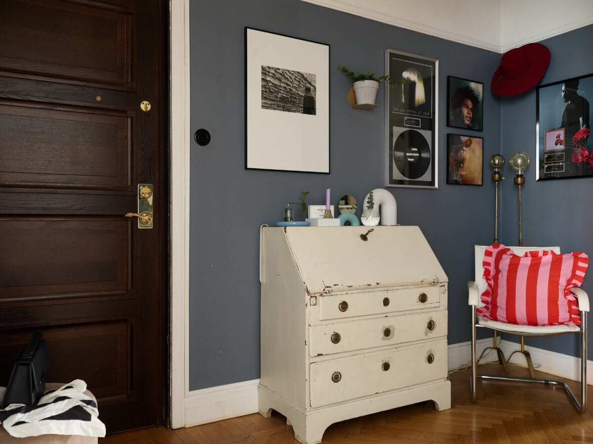 A Charming Small Apartment with a Fresh White Kitchen 17 dark gray-blue walls hallway