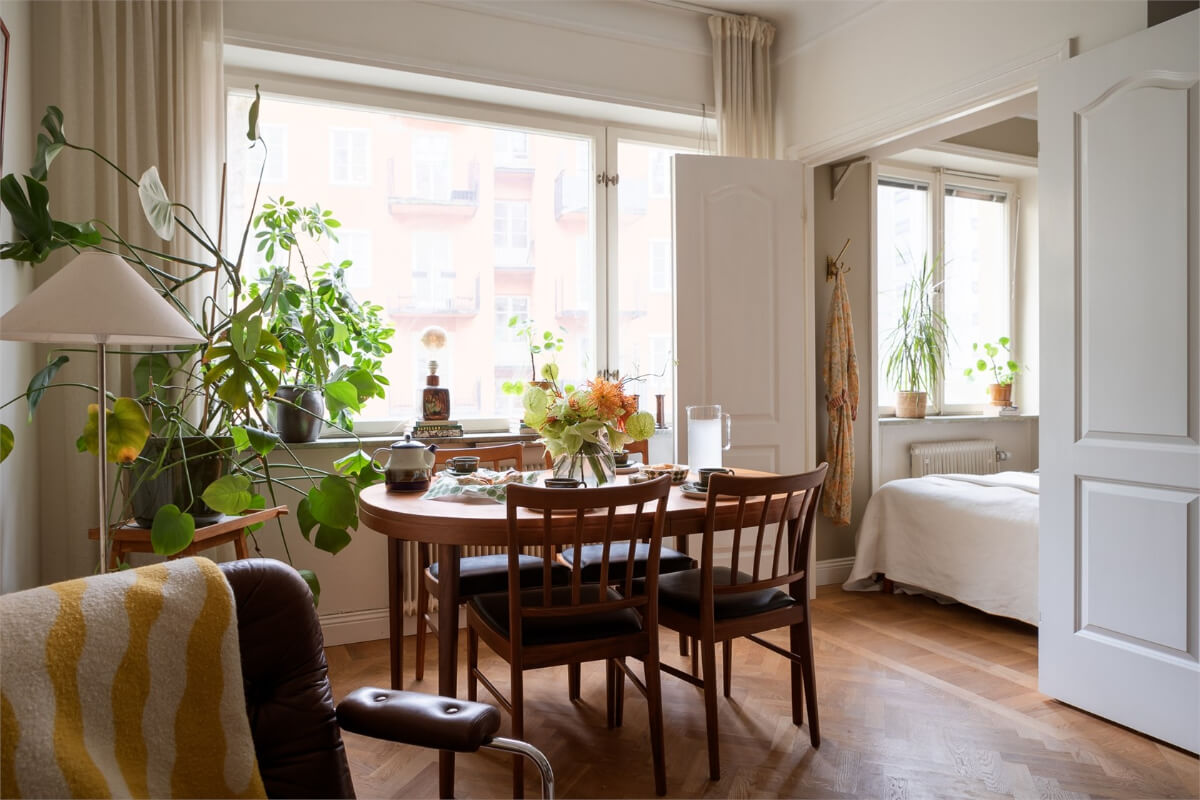A Small Open-Plan Apartment with Midcentury Furniture 12 double doors to bedroom
