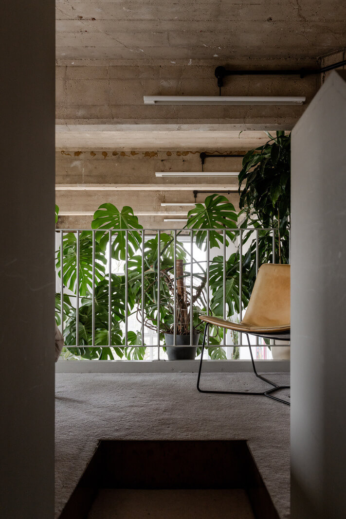 A Plant-Filled Loft Apartment in a Former Clothing Factory 18 loft area