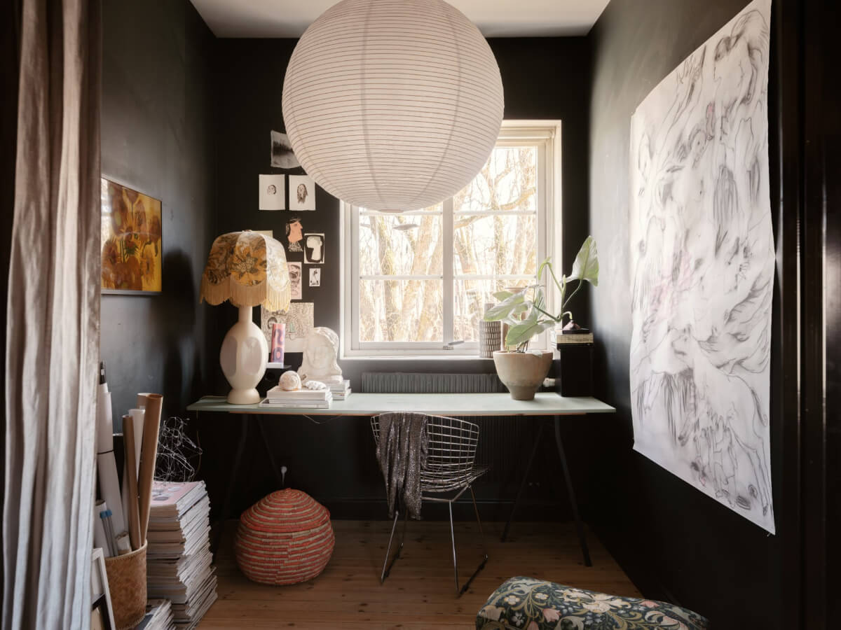 An Amazing Swedish House with Pink and Gray Rooms 18 black home office