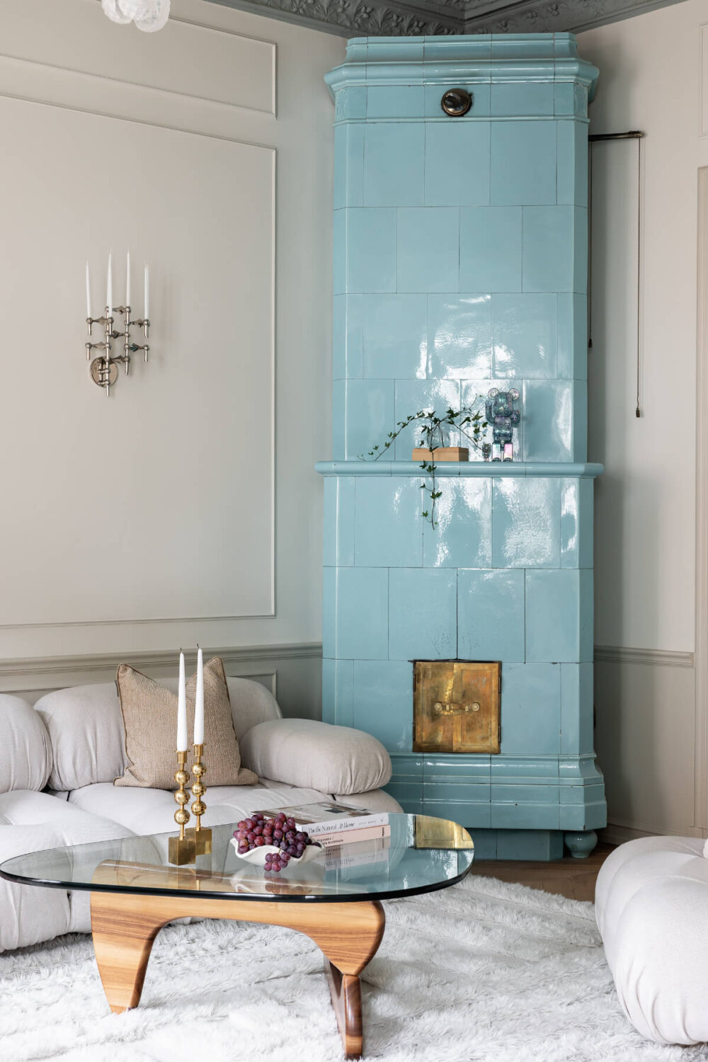A Luxurious Stockholm Apartment with Period Features and a Blue Fireplace 4 blue fireplace living room