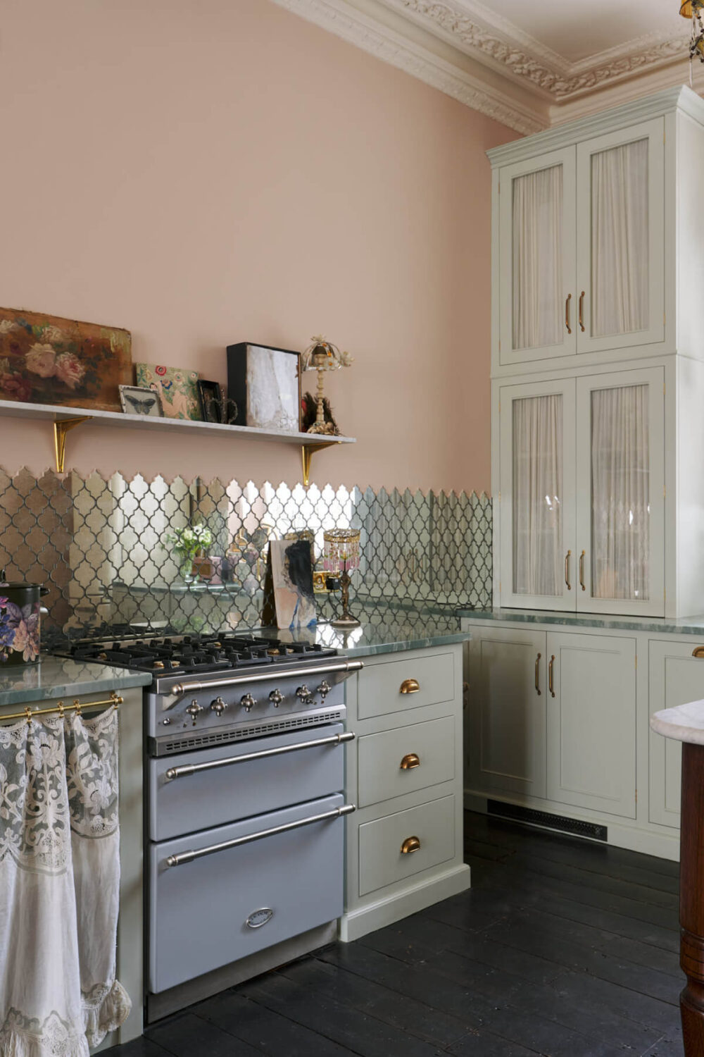 Why Everyone’s Adding Mirrors to Their Kitchens (And You Should Too) 18 devol-classic-english-kitchen-pearl-lowe-portobello-london-house-nordroom2