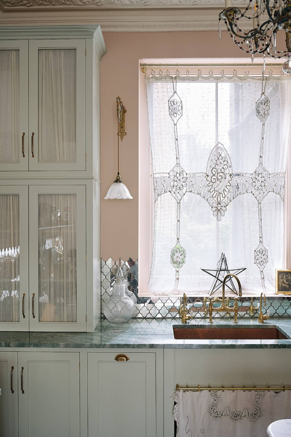 Why Everyone’s Adding Mirrors to Their Kitchens (And You Should Too) 19 devol-classic-english-kitchen-pearl-lowe-portobello-london-house-nordroom4