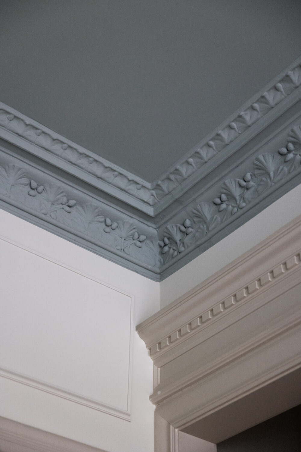 A Luxurious Stockholm Apartment with Period Features and a Blue Fireplace 12 painted ceiling stucco detail