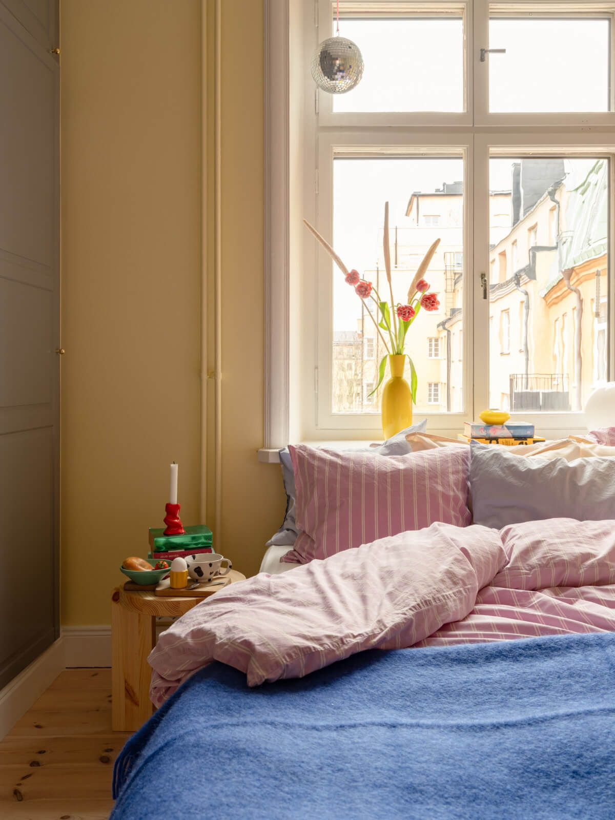 yellow bedroom detail