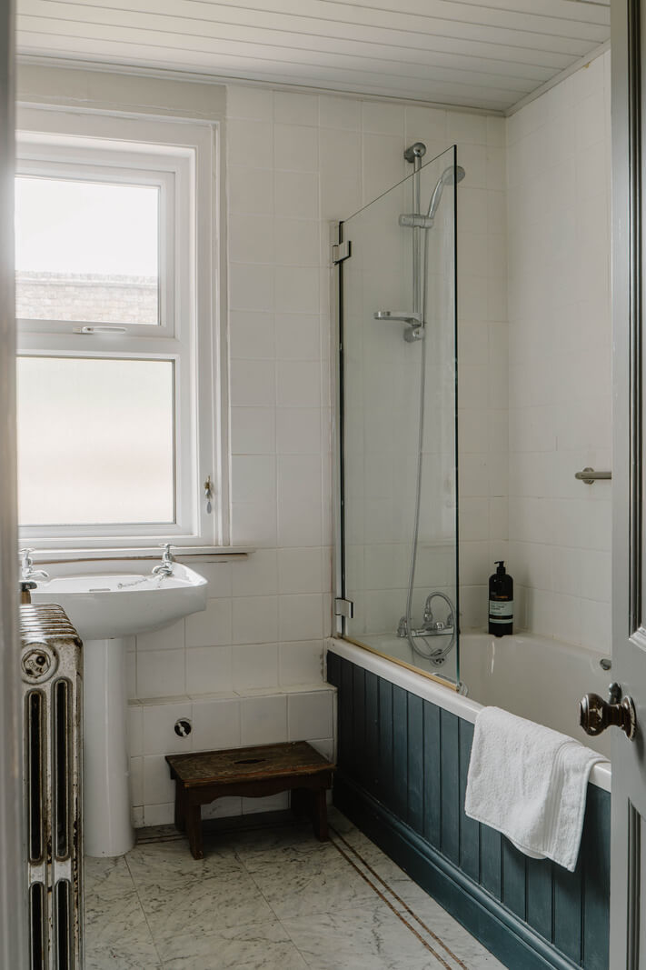 A Bright English Seaside Home Owned by Artists 19 bathroom dark blue paneling A Bright English Seaside Home Owned by Artists