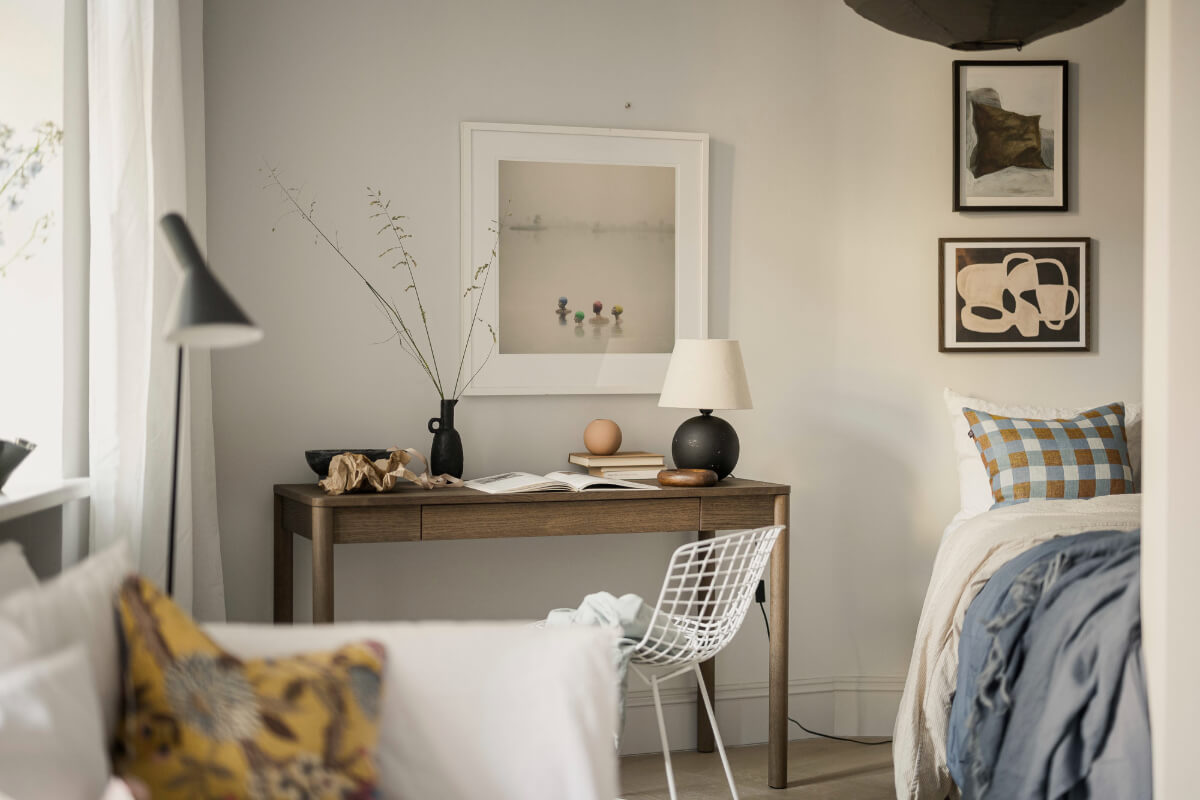 A Stylish Swedish Studio Apartment with a Blue Kitchen 15 bed niche with wooden desk