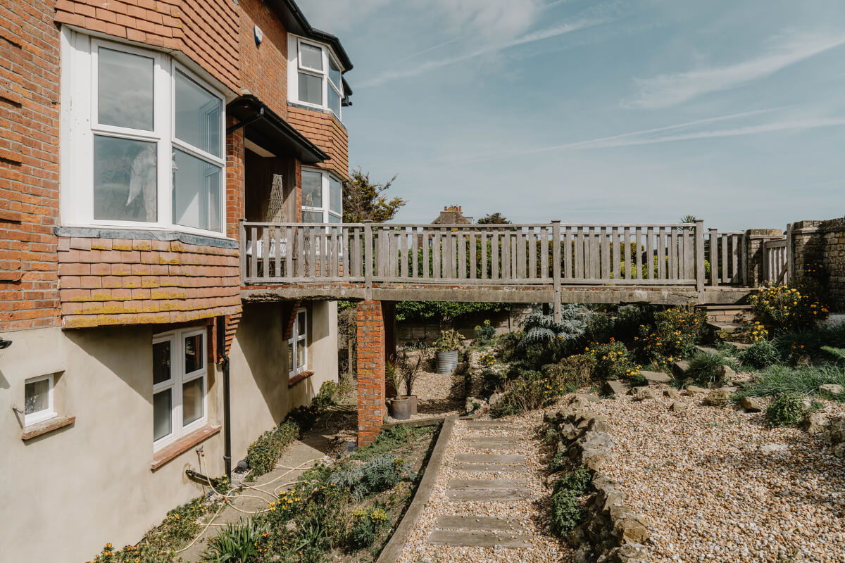 A Bright English Seaside Home Owned by Artists 29 bridge garden