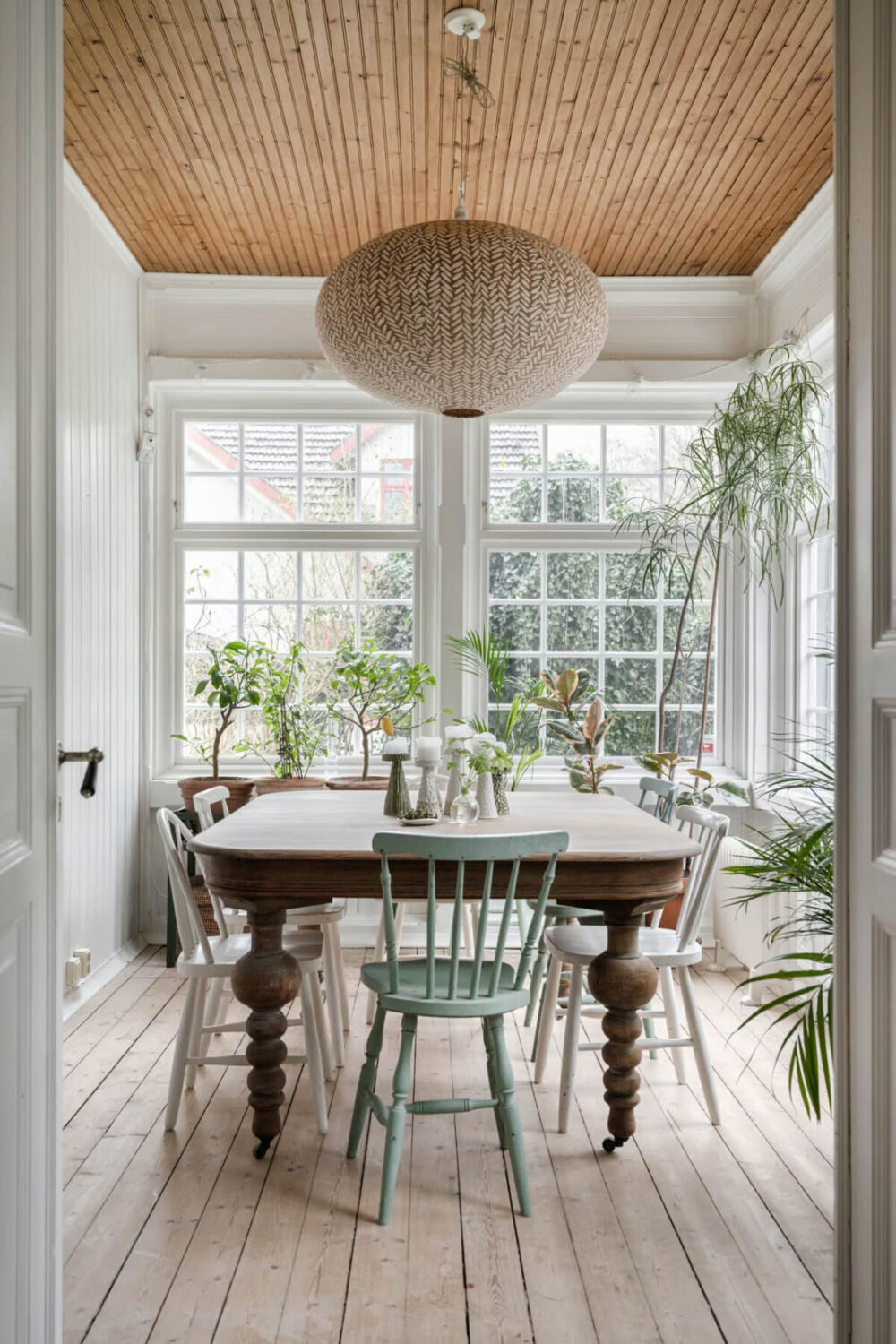 A Beautiful Former Summer House in Southern Sweden 6 garden room large table