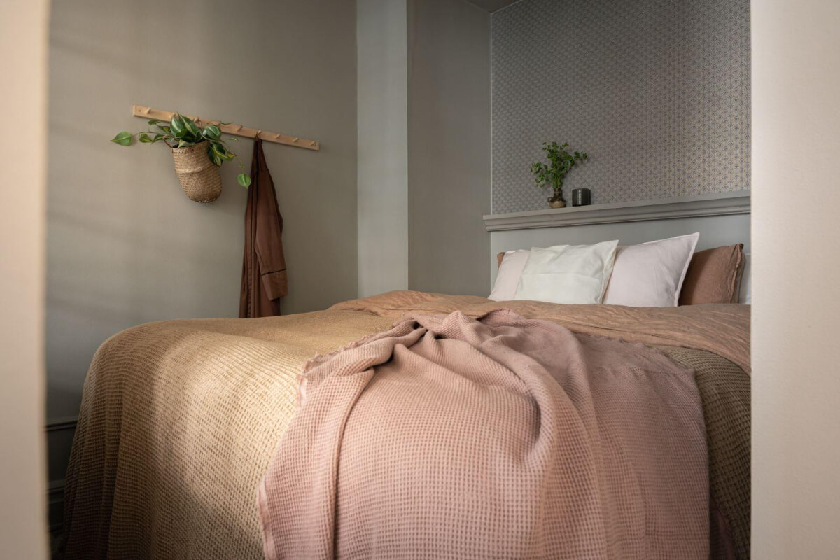 Warm Colors and Classic Elements in a Charming Studio Apartment 8 gray bedroom niche earthy and pink bedding