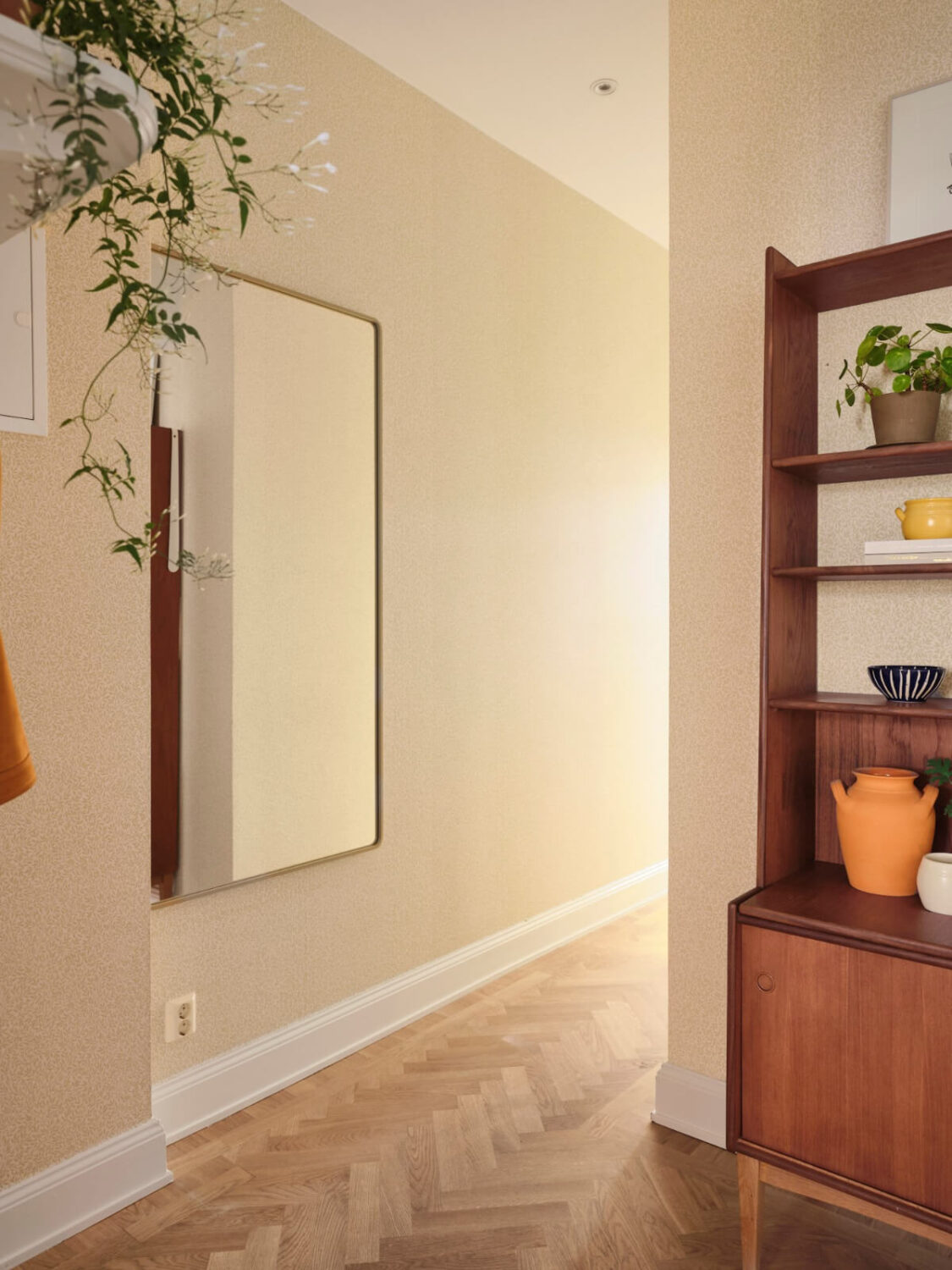 Classic Elements and Light Rooms in a Lovely Family Apartment 32 hall subtle wallpaper large mirror