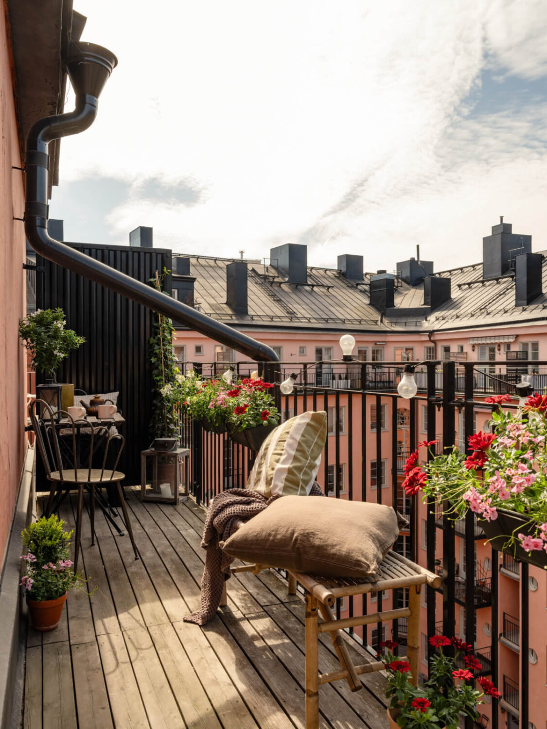 A Blue and Pink Studio Apartment with a Large Balcony 9 large balcony studio apartment