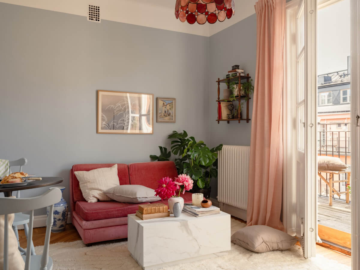 A Blue and Pink Studio Apartment with a Large Balcony 1 pink and blue studio apartment