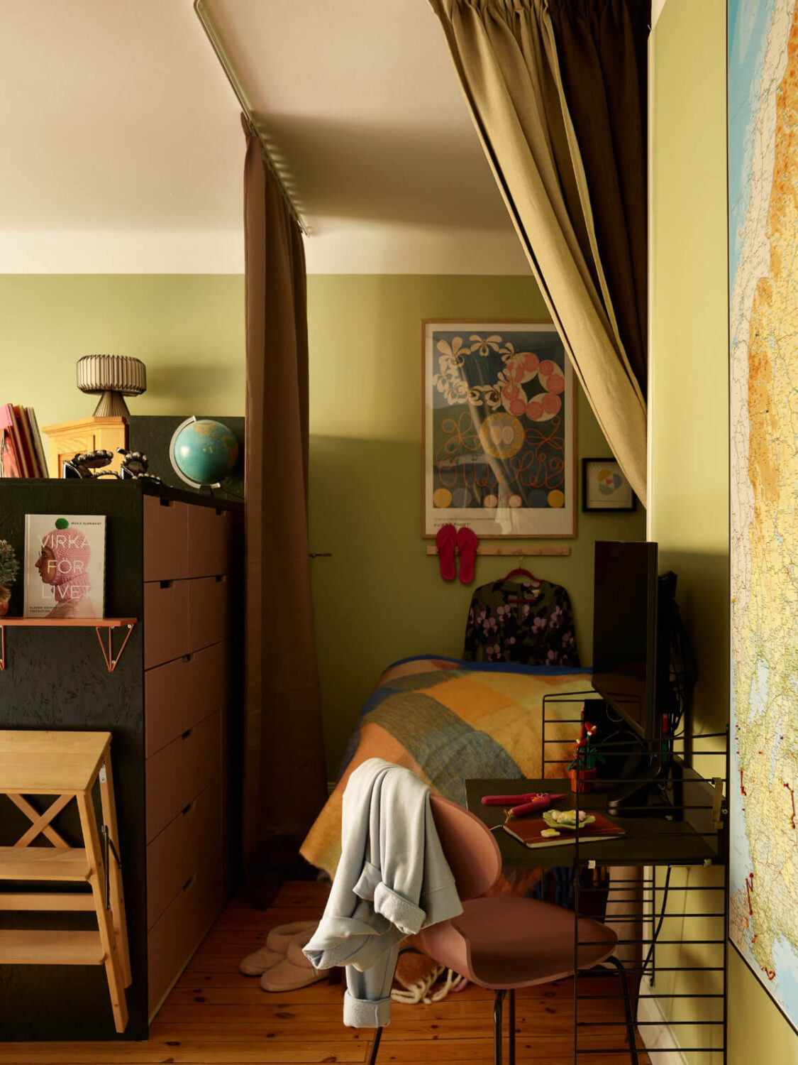 A Colorful Studio Apartment with Smart Storage and A Cozy Bed Niche 7 small pink and green studio apartment drawer cabinet room dividers curtains around bed nordroom