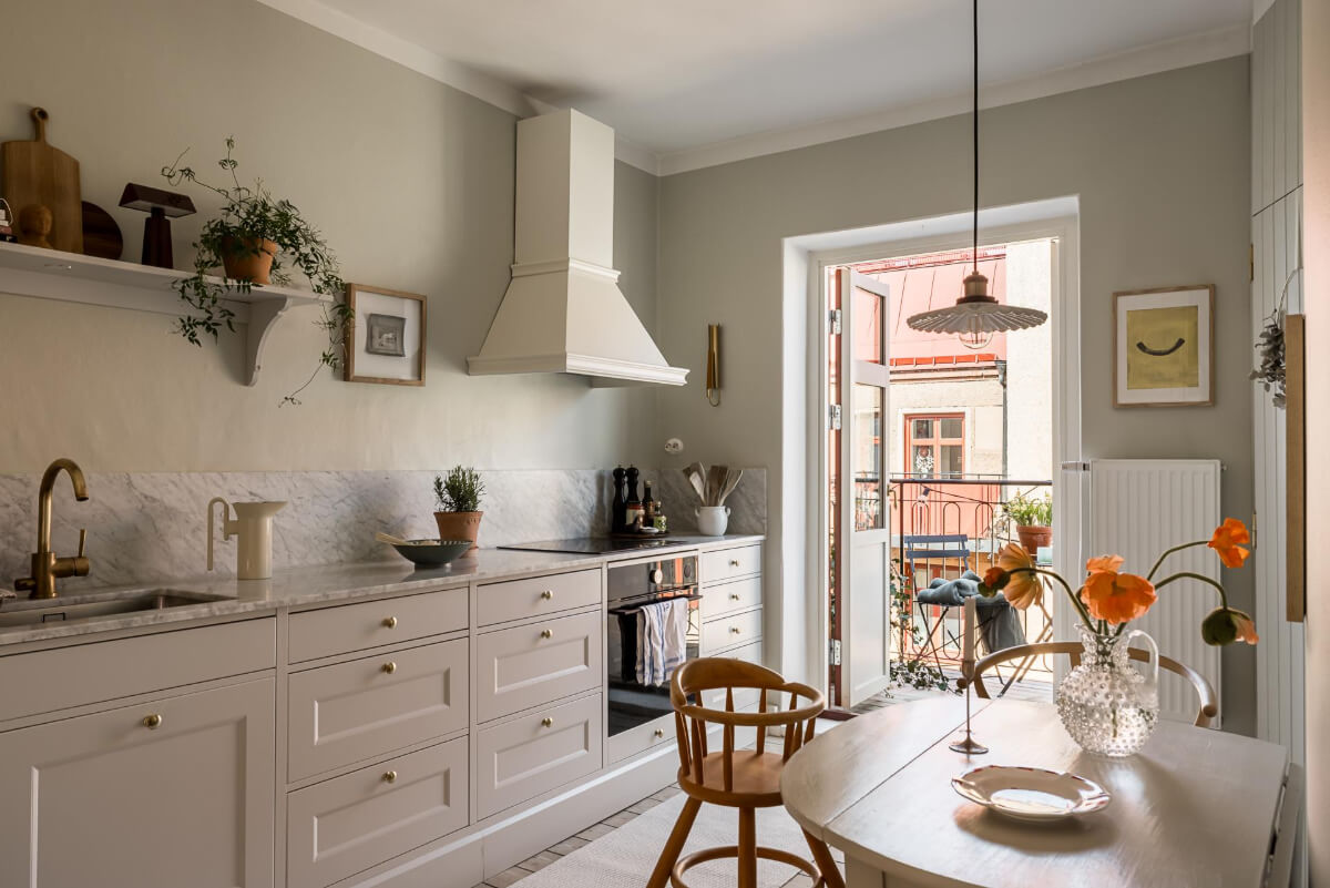 Gray Tones and a Classic Kitchen in a Swedish Apartment 16 stylish kitchen brass fittings