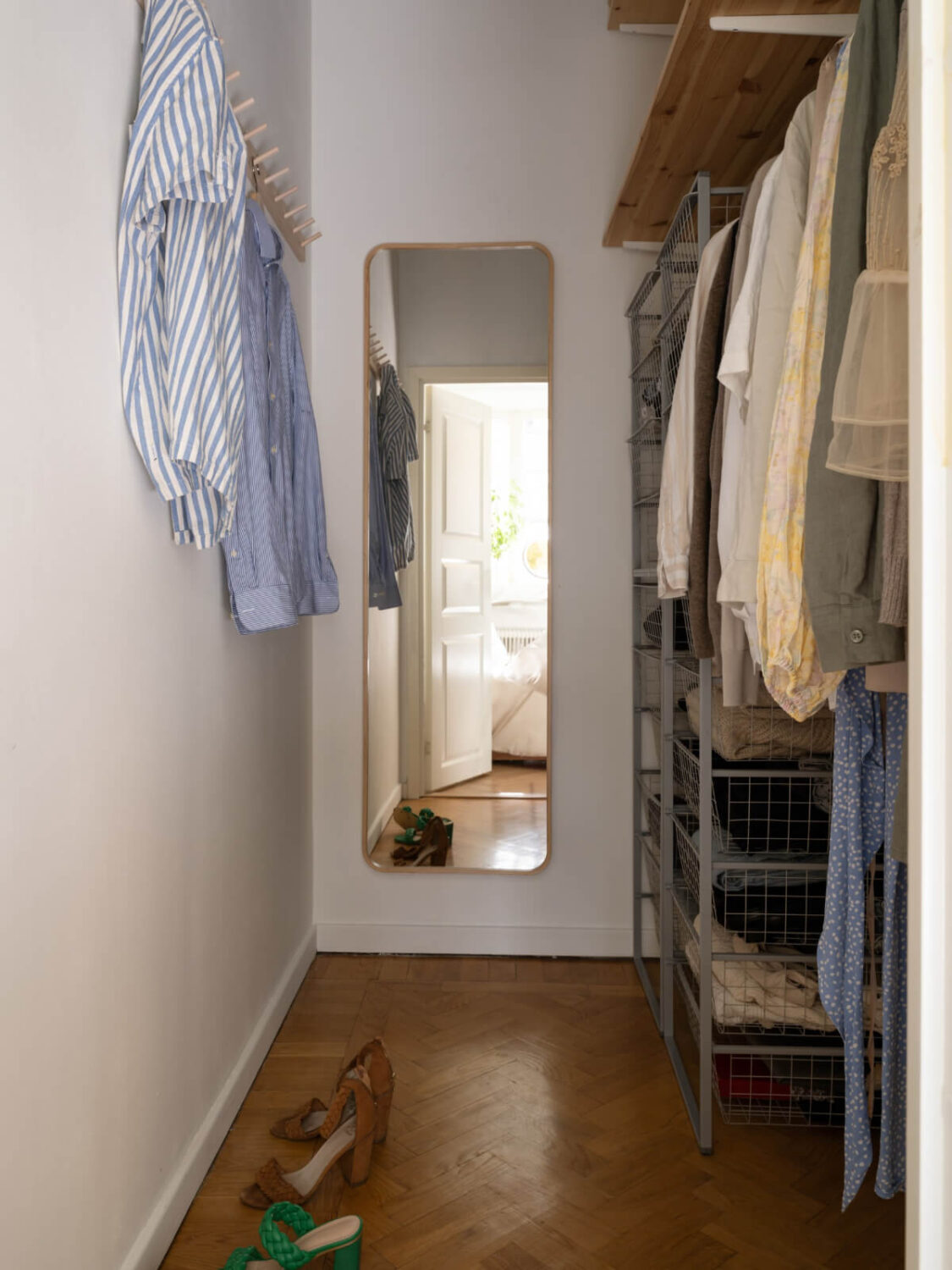 A Small Apartment with Green Color Accents and a Cozy Patio Terrace 14 walk-in wardrobe