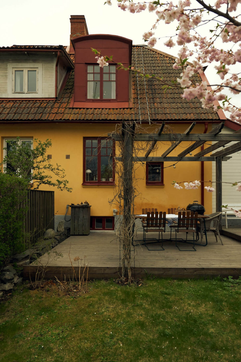 A Charming Semi-Detached House in the First Garden Town of Stockholm 33 wooden terrace pergola