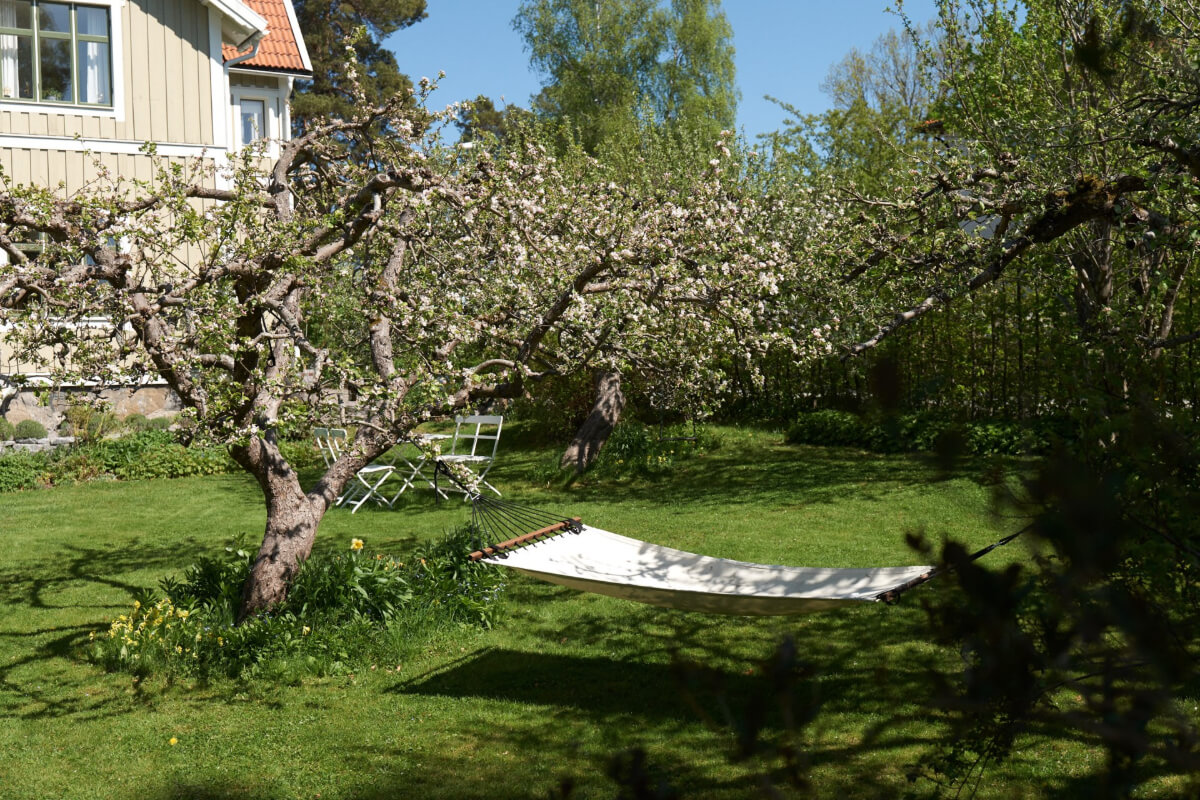 Light-Filled Rooms and Wallpapers in a Swedish Country House 26 garden hammock