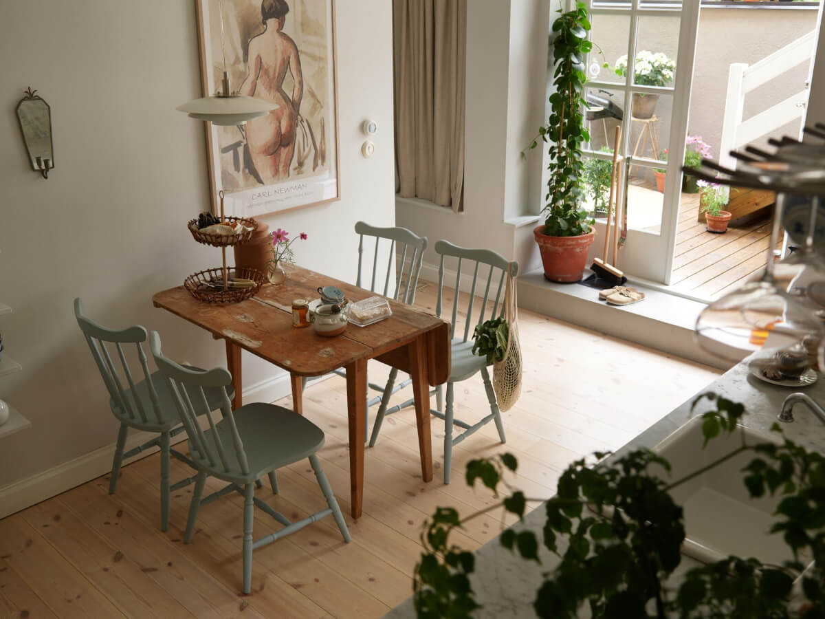 A Stylish Basement Apartment with a Private Terrace 2 kitchen with rustic wooden dining table