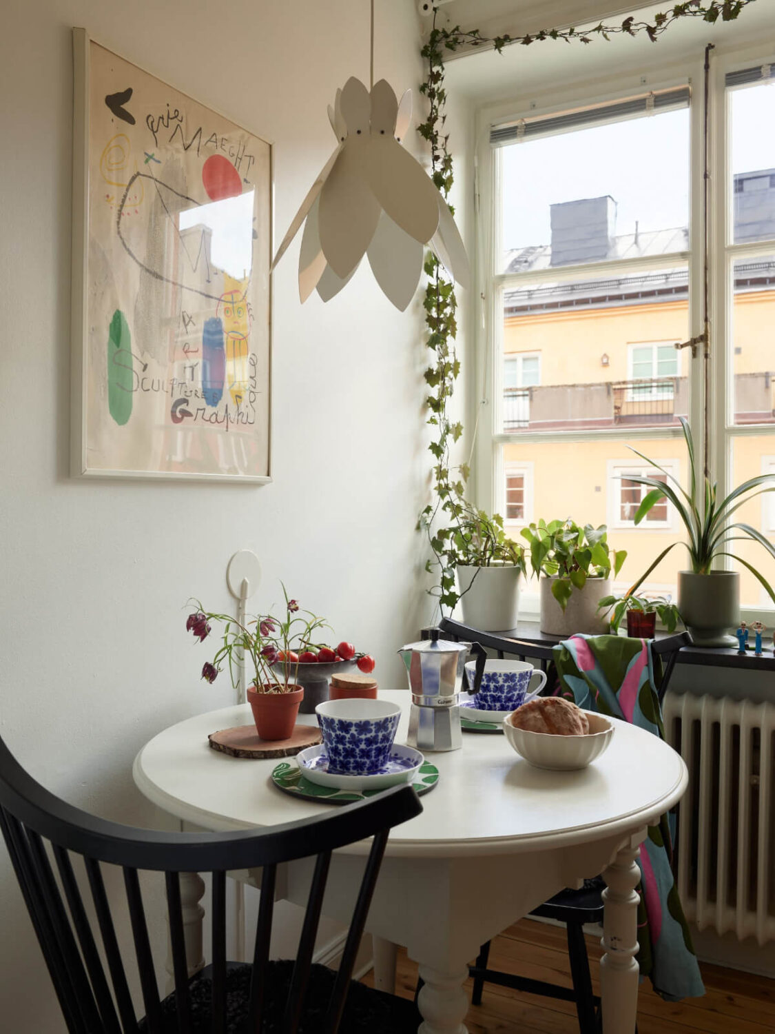 Warm Walls and Original Elements in a Swedish Studio Apartment 11 small round kitchen table