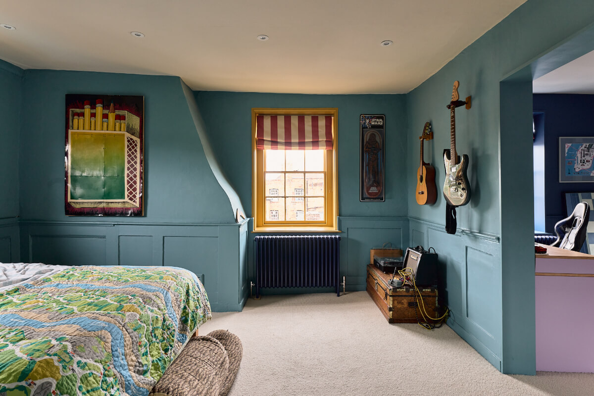 A Colorful Design-Led Georgian House in the Heart of Henley-on-Thames 50 blue bedroom
