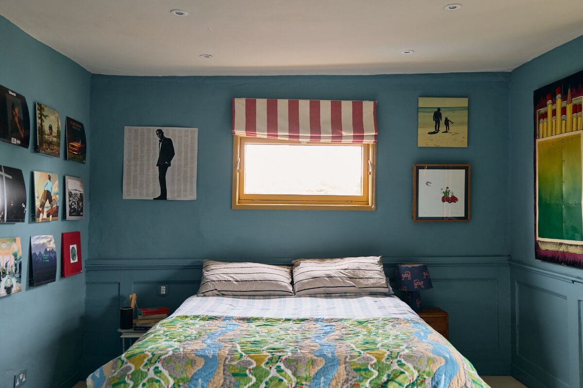 A Colorful Design-Led Georgian House in the Heart of Henley-on-Thames 51 blue bedroom striped curtain