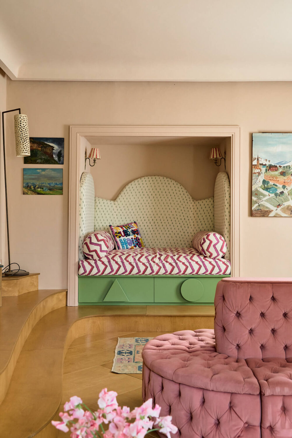 A Colorful Design-Led Georgian House in the Heart of Henley-on-Thames 22 built-in snug