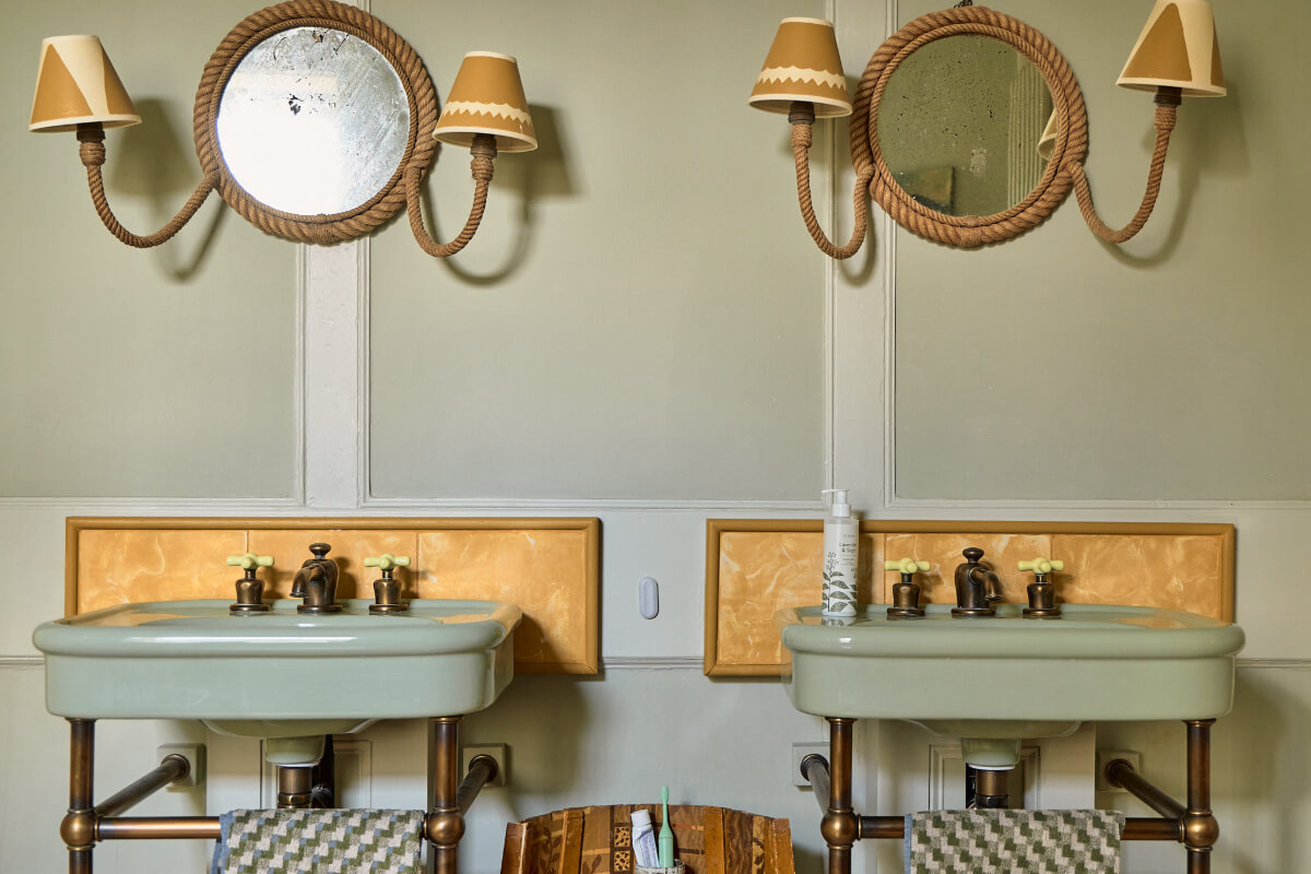 A Colorful Design-Led Georgian House in the Heart of Henley-on-Thames 40 mint green sinks