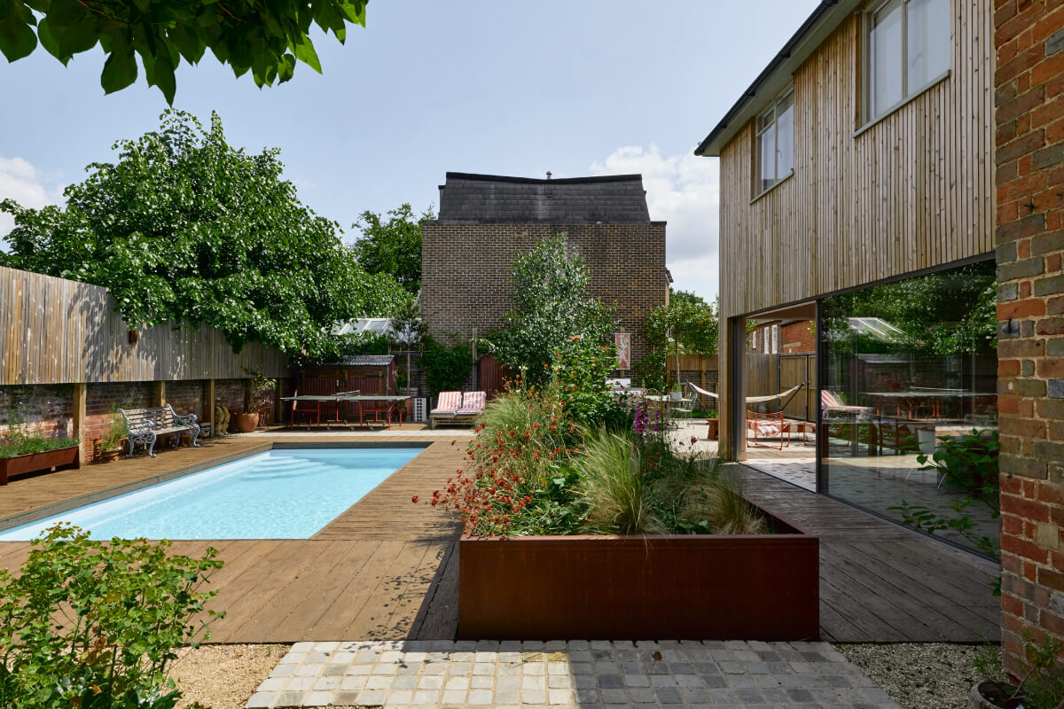A Colorful Design-Led Georgian House in the Heart of Henley-on-Thames 61 modern garden with pool