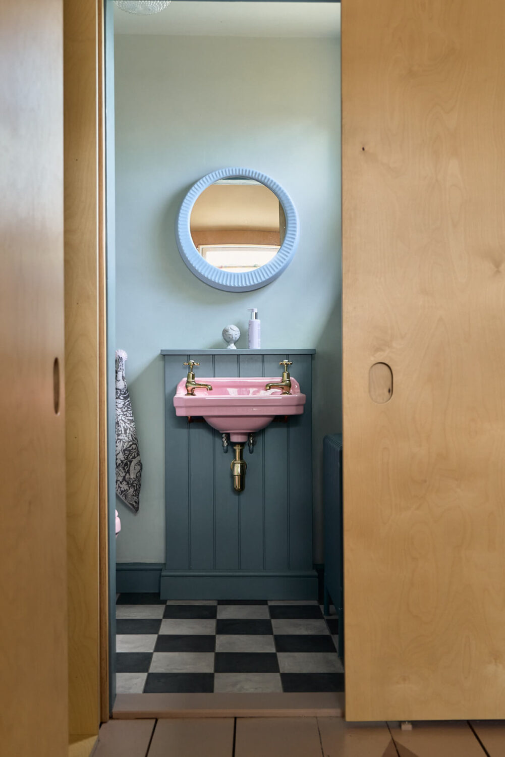 A Colorful Design-Led Georgian House in the Heart of Henley-on-Thames 42 pink sink