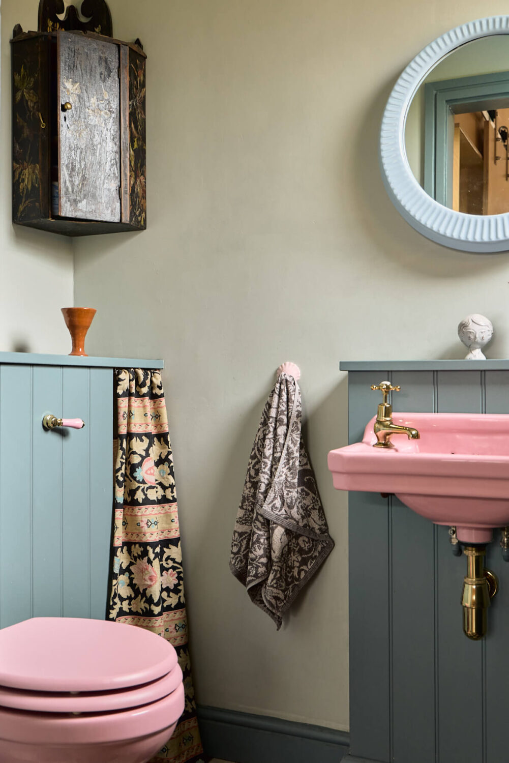 A Colorful Design-Led Georgian House in the Heart of Henley-on-Thames 43 pink toilet and sink