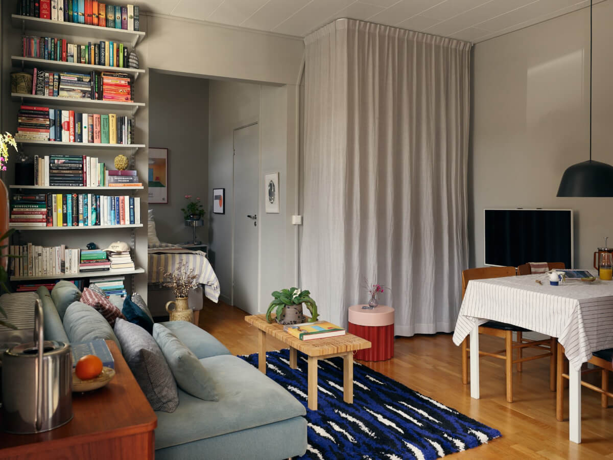 A Tiny Apartment with a Semi-Open Floorplan and a Pink Kitchen 1 small semi-open scandinavian apartment